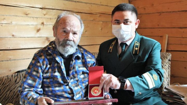 Жителю Васильево - ветерану лесной отрасли вручили знак «100 лет образования ТАССР»