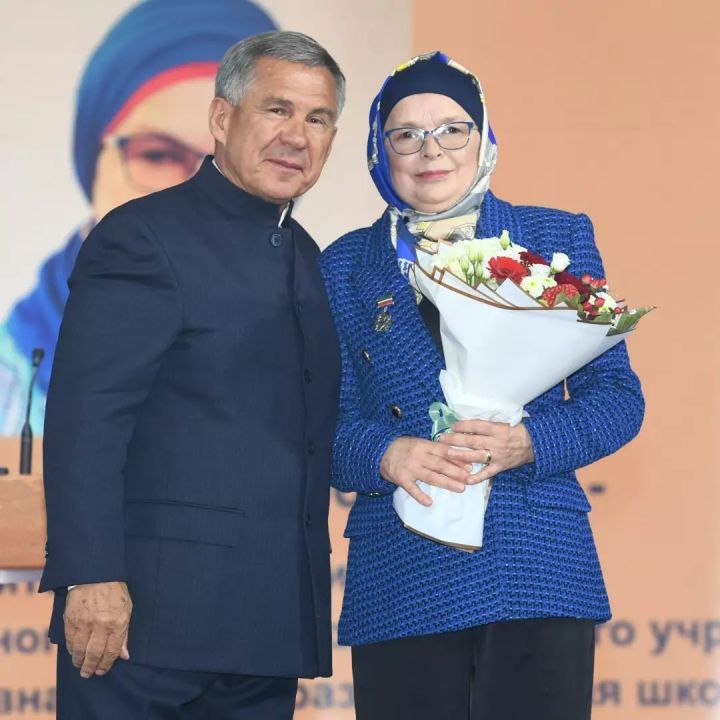 Рустам Минниханов вручил награду учителю из Зеленодольского района