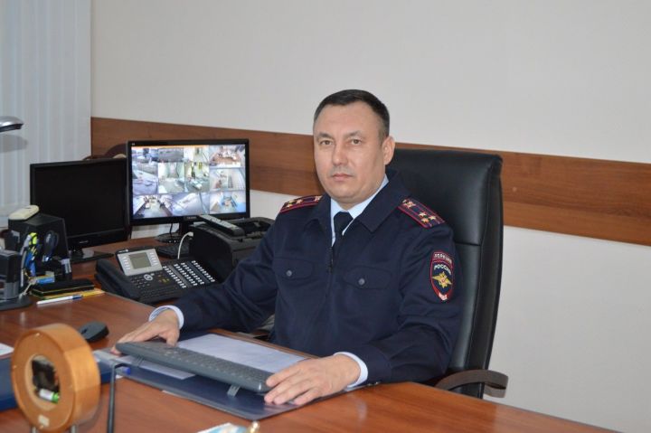 Айрат Ханбиков поздравил сотрудников органов внутренних дел с профессиональным праздником