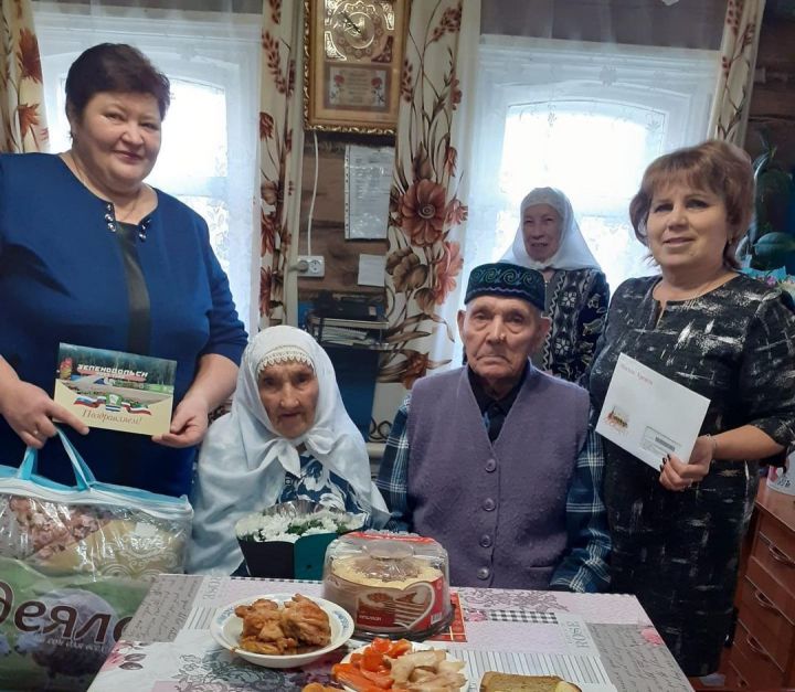 В Русско-Азелеевском сельском поселении с 90-летним юбилеем поздравили труженицу тыла Розалию Миннуловну Фатыхову