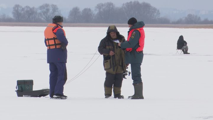 Сотрудники Зеленодольского ГИМС вышли предупредить рыбаков об опасности