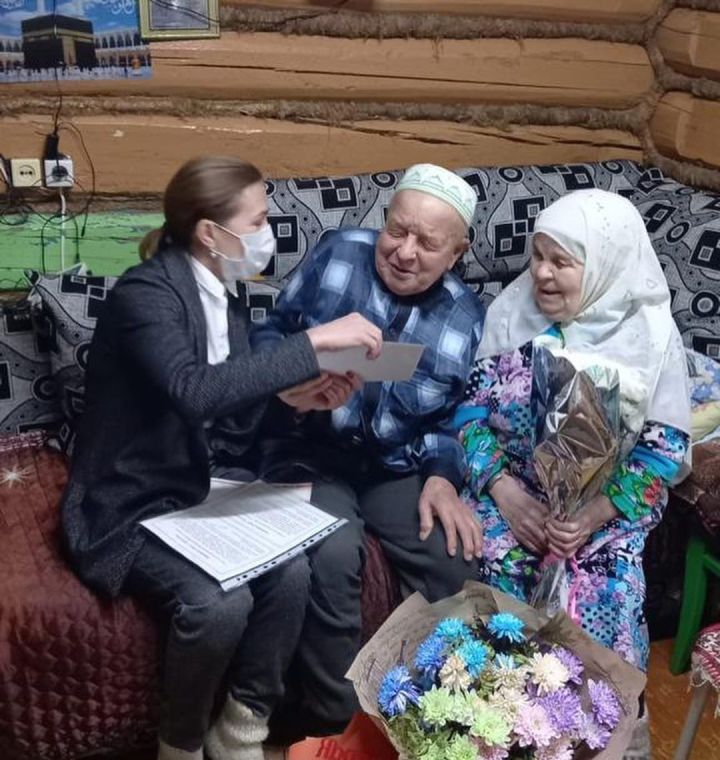 В селе Акзигитово с днем рождения поздравили семейную пару долгожителей Равиля Гариповича и Фариду Салаховну Валиуллиных