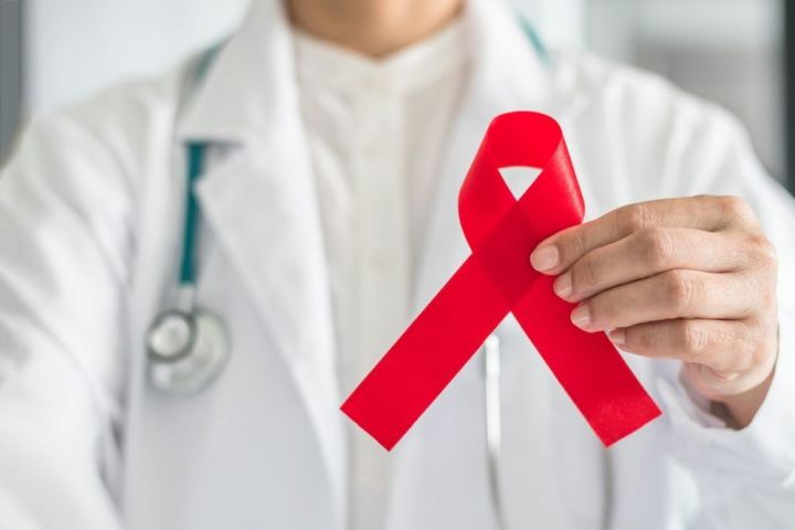 ВИЧ в эпоху Covid-19: Что нужно знать об эпидемии и почему важно привиться, поясняет врач