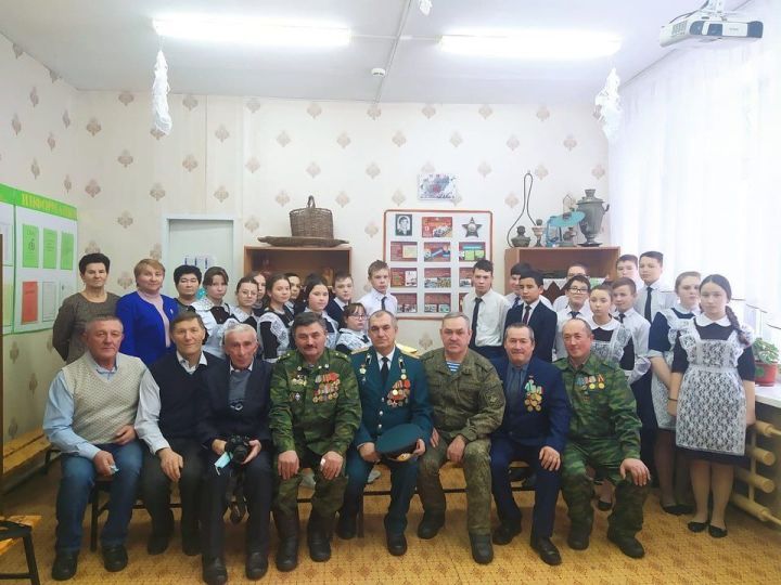 В Бишнинской основной школе Зеленодольского района состоялась встреча с ветеранами Афганской войны