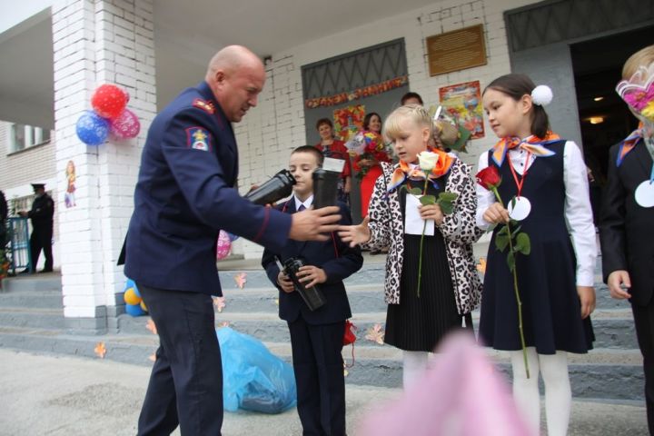 В День знаний представители Зеленодольского отделения ВДПО наградили ребят из школы №15