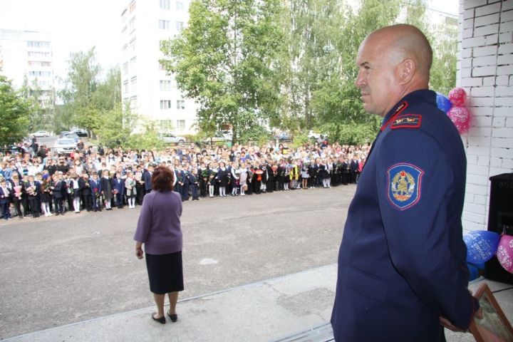 В День знаний представители Зеленодольского отделения ВДПО наградили ребят из школы №15