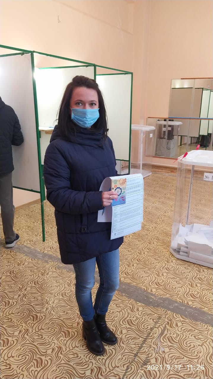 Венера Никитина, заместитель директора ледового дворца «Ледокол», проголосовала в реабилитационном центре «Доверие»
