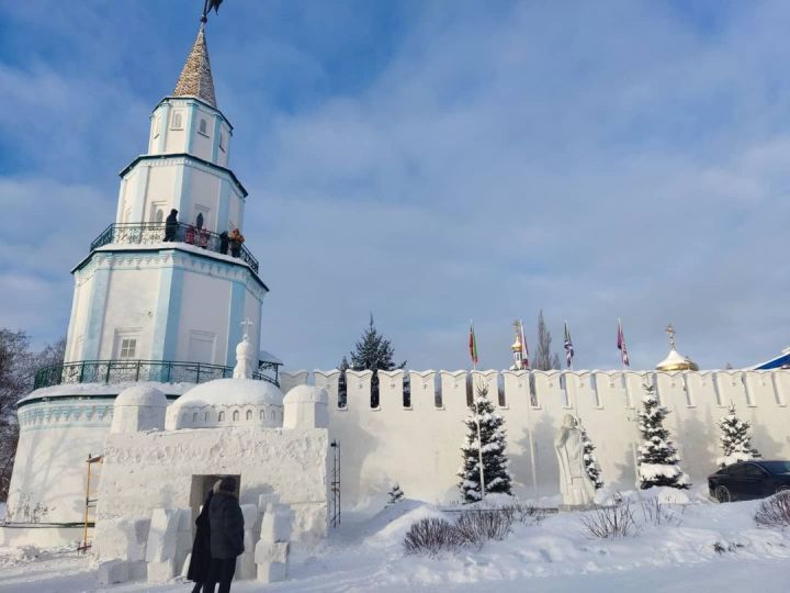 Раифском монастыре постепенно вырастает ледовый городок