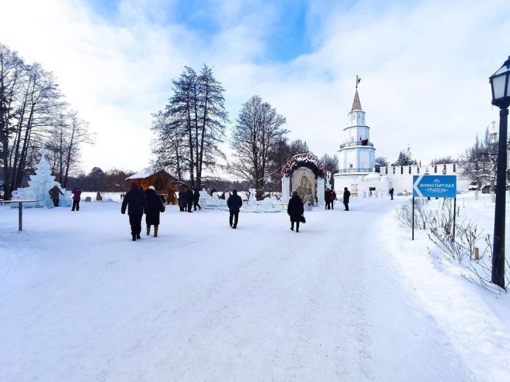 Раифском монастыре постепенно вырастает ледовый городок