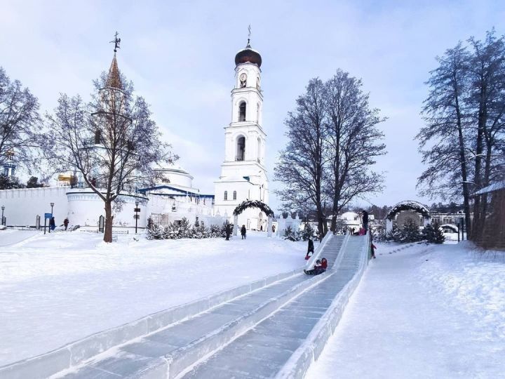 Раифском монастыре постепенно вырастает ледовый городок