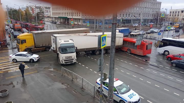 Фура и автобус столкнулись около вокзала в Казани, на двух улицах собралась пробка