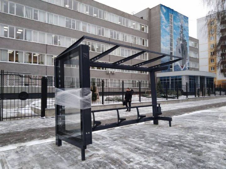 В Зеленодольске устанавливают новые павильоны на автобусных остановках у ЗПКБ и стадиона «Авангард»