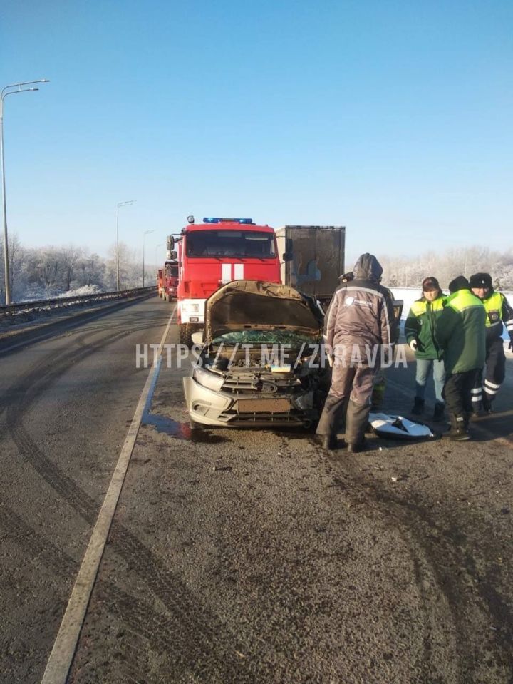 В Зеленодольском районе легковушка столкнулась лоб в лоб с грузовиком из Башкирии, есть пострадавшие