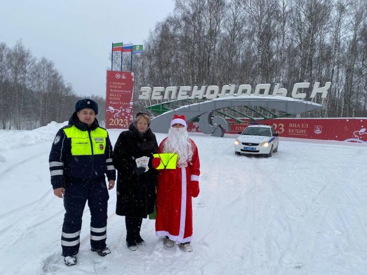 Автоинспекторы и Дед Мороз на дорогах Татарстана раздавали водителям подарки