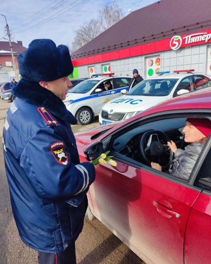 Васильевских автоледи с наступающим 8 марта поздравили сотрудники ГИБДД Зеленодольска