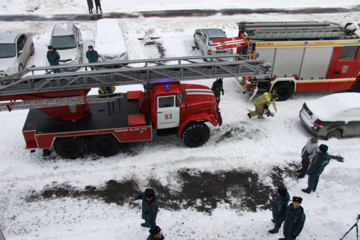 Зеленодольские пожарные провели учения на 18-этажном жилом доме и сложили из рукавов литеру «Z»