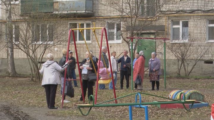 Жители дома 18 по улице Столичной столкнулись с дилеммой: что важнее — сорокалетние деревья или парковочные места?