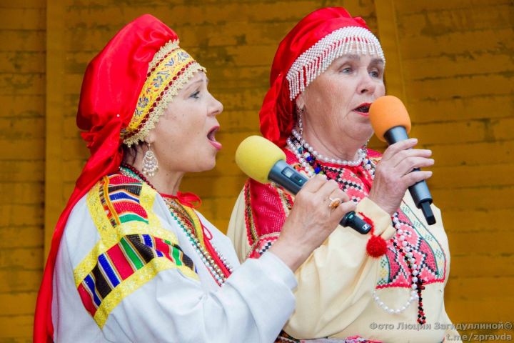 "Музыка над озером": Ансамбли "Русь" и "Йолдызым" выступили перед зеленодольцам на сцене около ДМШ