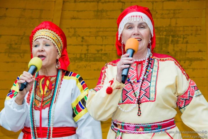 "Музыка над озером": Ансамбли "Русь" и "Йолдызым" выступили перед зеленодольцам на сцене около ДМШ