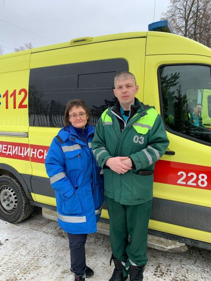 Фельдшеры скорой спасли человека, у которого остановилось сердце