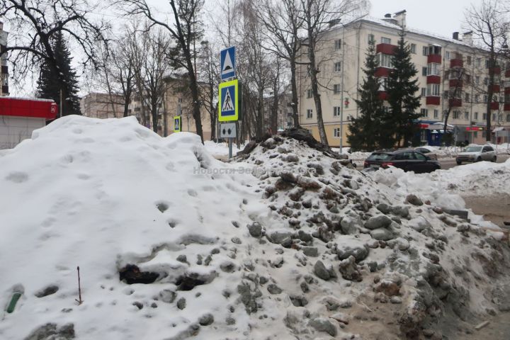 «Ладно я ехала медленно, а так бы быть беде»: В Зеленодольске из-за снежных гор чуть не сбили пешехода