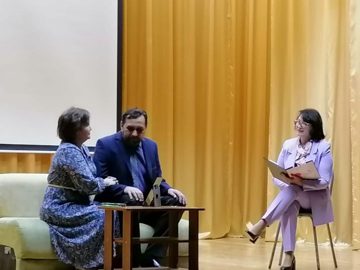 В Нурлатском ДК состоялся благотворительный спектакль народного театра «Эмет- Сайяр» Казанского инженерного лицея