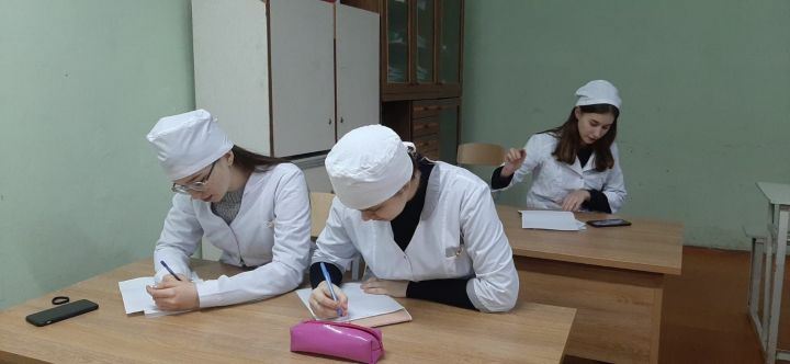Студенты Зеленодольского медицинского колледжа написали фронтовые письма для солдат, находящихся в зоне СВО