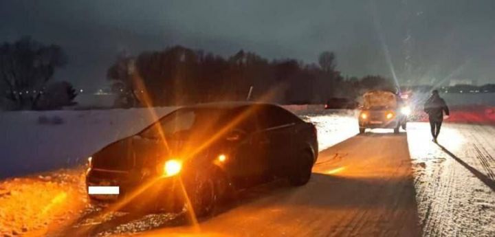 В Татарстане мужчина на тюбинге, привязанном к машине, влетел в автомобиль на встречке