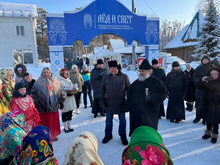 Митрополит Казанский и Татарстанский Кирилл посетил Рождественский фестиваль «Лед и свет» в Зеленодольском районе