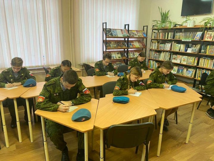 Зеленодольские юнармейские отряды написали бойцам СВО письма
