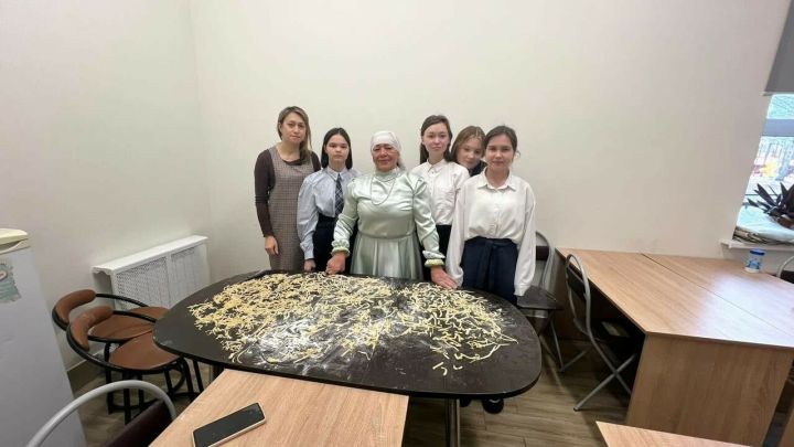 Старшеклассницы в Зеленодольском районе приготовили лапшу для бойцов СВО