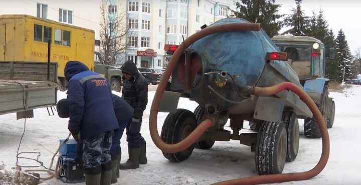 «Спасите, фонтан кипятка и потоп в подвале!»: В Зеленодольске жители одного из домов на улице Первомайской забили тревогу