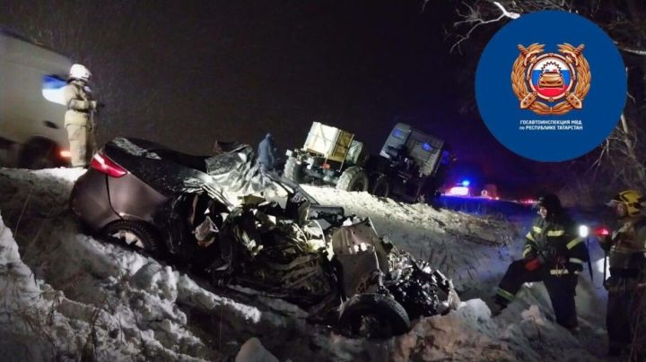 Под Зеленодольском KIA лоб в лоб столкнулась с КамАЗом, девушка-водитель погибла на месте