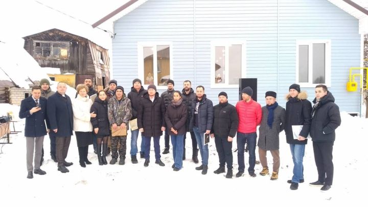 В Зеленодольском районе многодетной семье погорельцев вручили ключи от нового дома