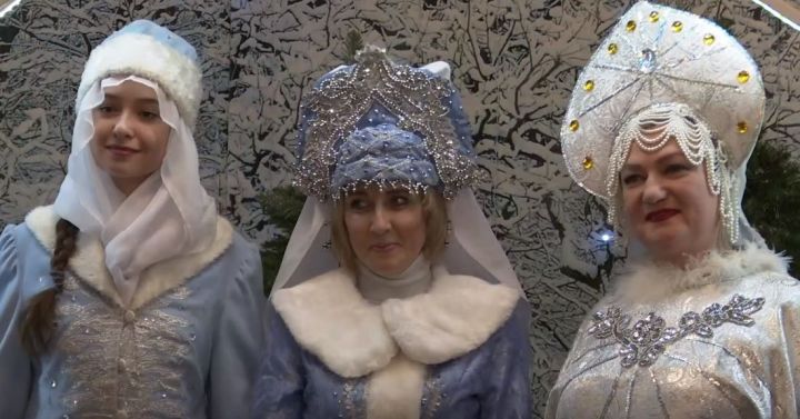 В ЦКиНТ им.Горького сказки нарасхват: сразу три Снегурочки собрались здесь, чтобы поделиться праздничным настроением