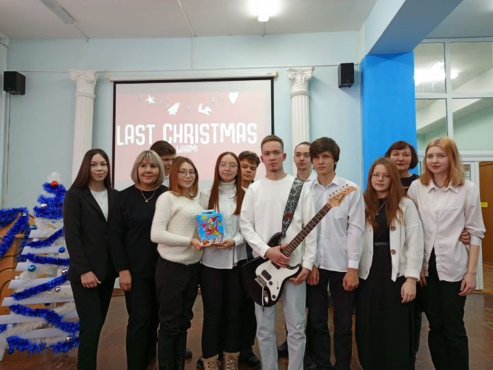 В судостроительном колледже прошел Фестиваль новогодней песни