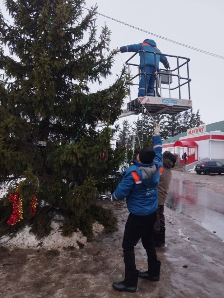 В селе Нурлаты Зеленодольского района  на центральной площади установили новогоднюю ёлку