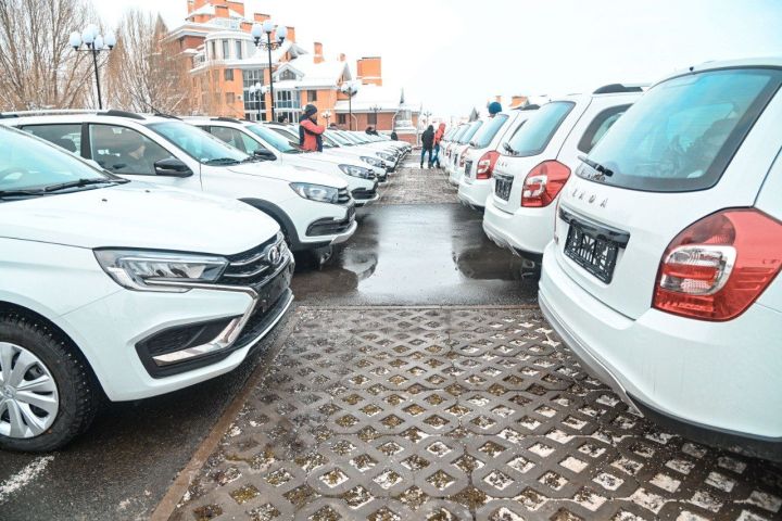 Минниханов вручил новый автомобиль клубной системе «Заволжье» Зеленодольского района