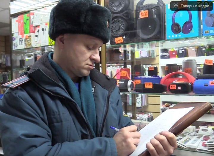 Как правильно запускать петарды и фейерверки в Новый год, напомнили сотрудники МЧС