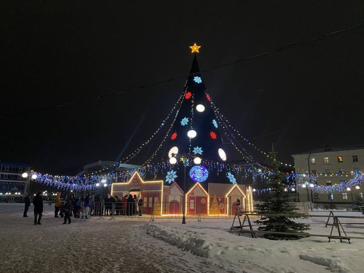 Весёлые соревнования, мастер-классы и театрализованное представление: Как в Зеленодольске открыли главную ёлку города