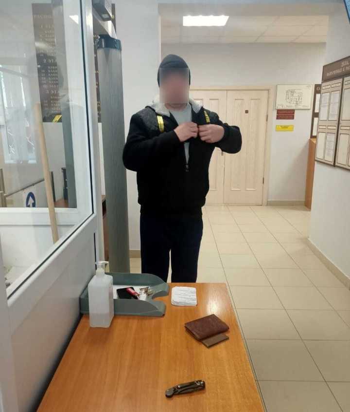 Приставы Спасского района предотвратили попытку пронести в здание суда нож