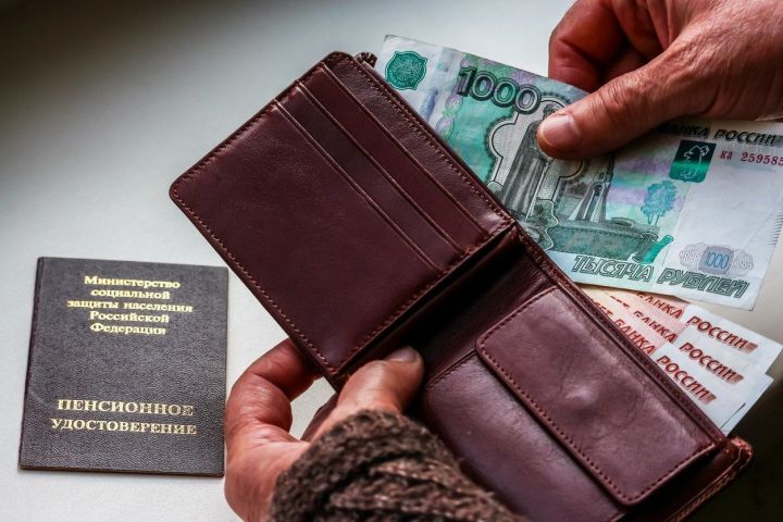 Россиянам решили срочно дать по 25 000 рублей от ПФР. Названа дата прихода денег на карту