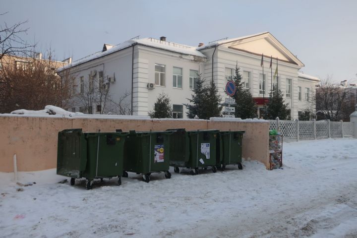 Главной причиной проблемы, возникшей с вывозом отходов, называют припаркованные автомобили