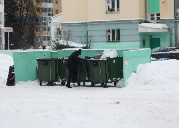 Нужда, беда, желание выпить? Что заставляет этого мужчину рыться в контейнере