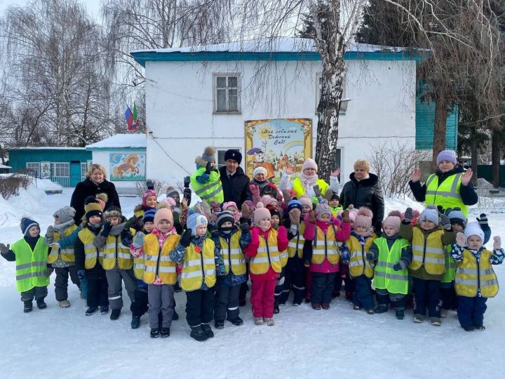 В детском саду №38 п.Васильево Зеленодольского района состоялся танцевальный флешмоб «Засветись»