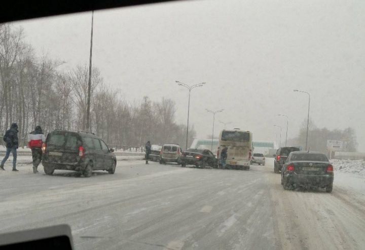 Очевидцы сообщили о массовом ДТП на трассе Зеленодольск - Казань