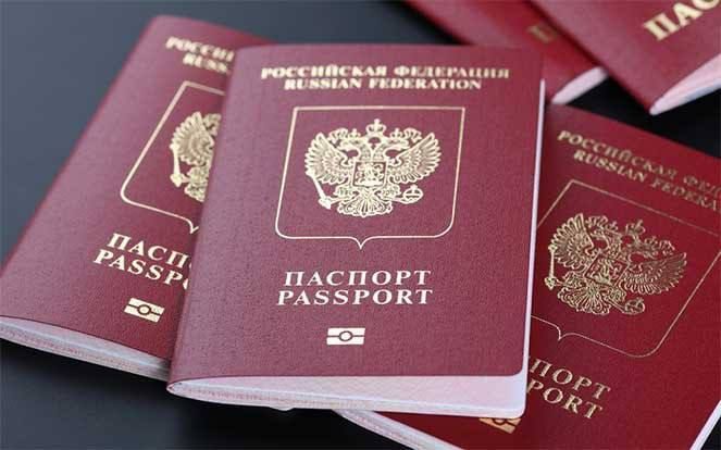 Выдачу загранпаспортов приостановили на неопределенный срок