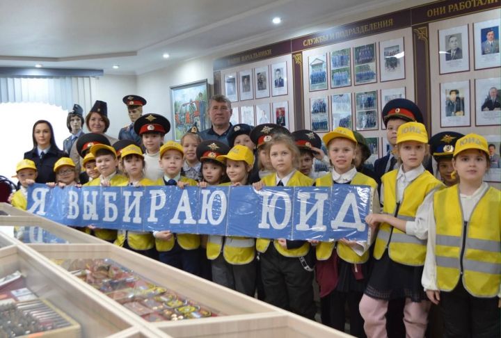 В преддверии 50-летнего юбилея движения ЮИД учащиеся школы №15 посетили музей милиции