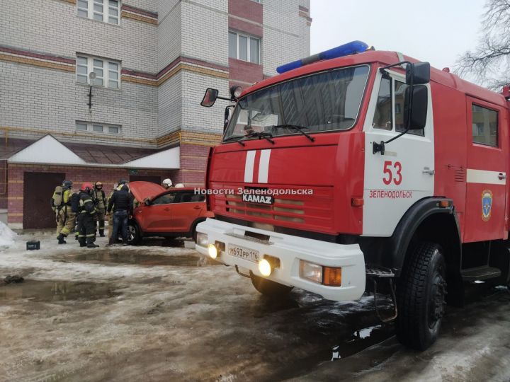 Около дома №9 по улице Паратская сообщили о горении автомобиля