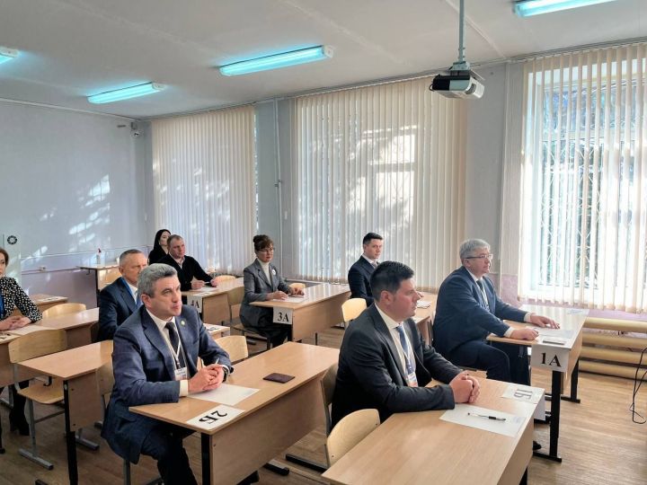 За партой – министр. Вместе с родителями Зеленодольска ЕГЭ сдавал руководитель образования Татарстана Ильсур Хадиуллин